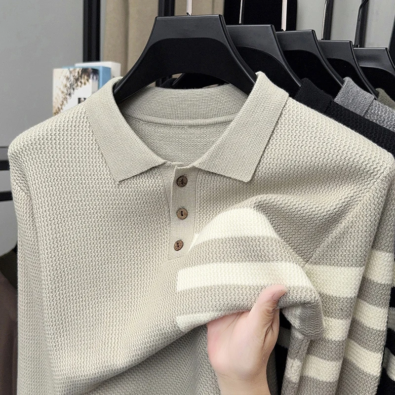 Camiseta de manga larga tejida de lujo de alta calidad para hombre, suéter informal con solapa para jóvenes coreanos con diseño de botones a rayas a la moda para otoño e invierno