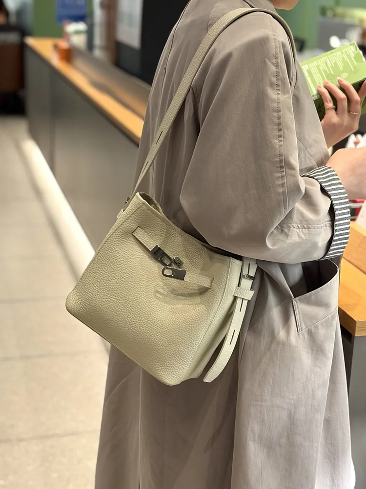borsa-a-secchiello-in-pelle-alla-moda-leggera-da-donna-per-pendolari-a-tracolla-singola-nuovo-stile-2026-borsa-a-tracolla