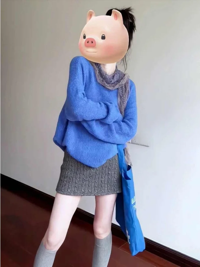 

Комплект из двух предметов: вязаный свитер большого размера с круглым вырезом, мягкий, синий, и юбка с высокой талией, свободного кроя, для женщин. Модный весенний ансамбль.