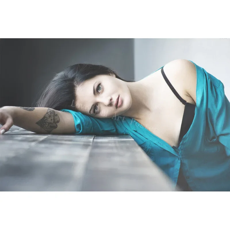 D0998 Lean Against The Table Sexy Beautiful Girl Model Silk Fabric Poster Art Decor Indoor Painting Gift