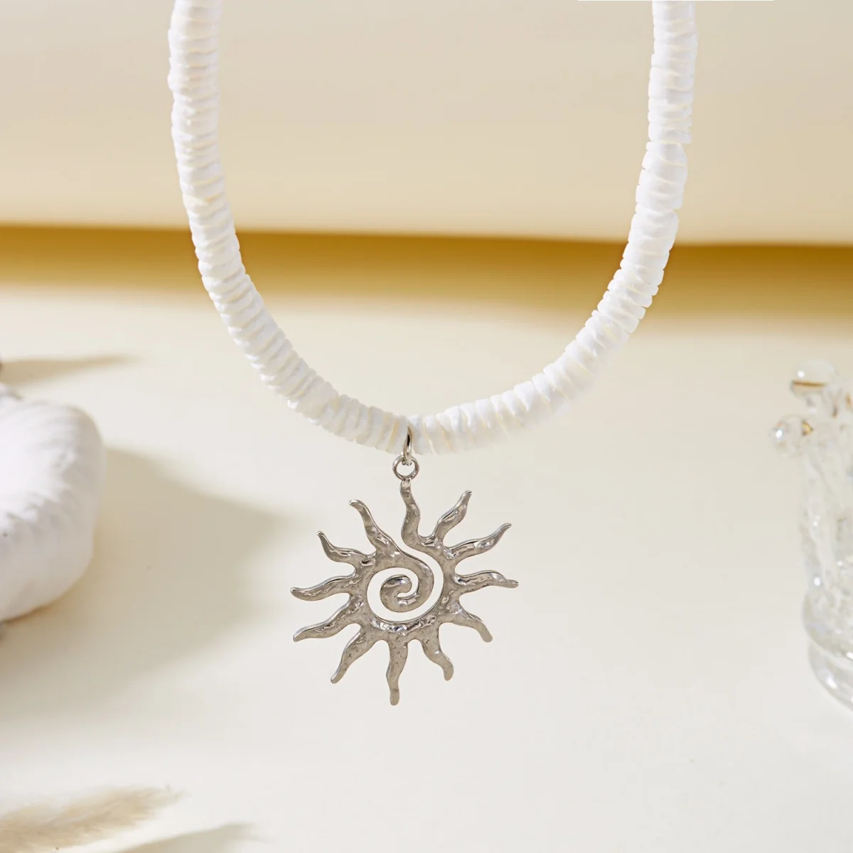 Retro-Halskette mit unregelmäßigen Muschelperlen in Maillard-Farben und Sonnenwirbel-Anhänger für Damen und Herren, doppellagige Sonnenblumen-Kette, Choker-Schmuck – Detail 24
