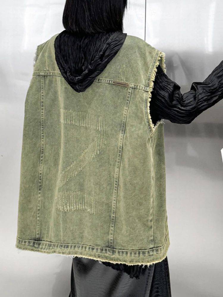 [EAM] Women Green Vintage Burr Big Size Denim Casual Vest New Round Neck Sleeveless Fashion Tide Spring Autumn 2024  1DH6962