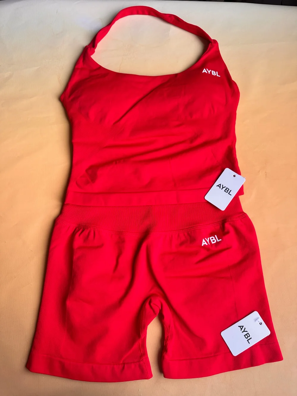 Marken-Sportbekleidung für Damen, Hautfreundliches Neckholder-Sporttop und Figurbetonte Hochtaillierte Shorts – Detail 34