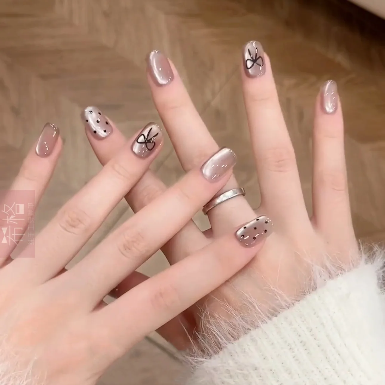 

10pcs Glossy Finish Nail Forms Set Black & Nude Almond Shaped Short Press-on Nails with Glitter Stripe and Bow Design for Women