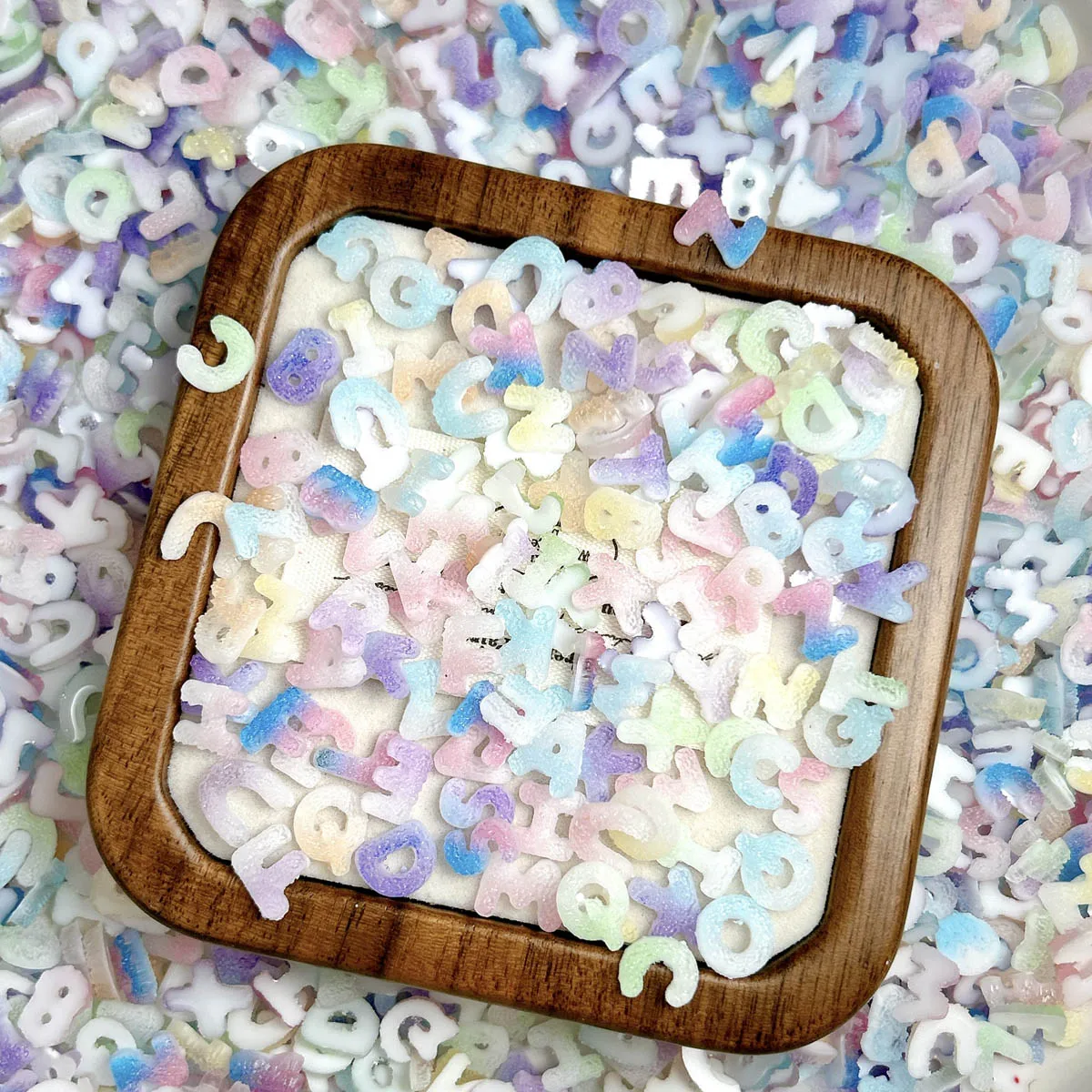 30 Stück 3D Matte Kreative Leuchtende Buchstaben-Nagelcharms Farbverlauf Englische Buchstaben Harz-Nagelkunst-Dekorationen DIY-Nagelteile