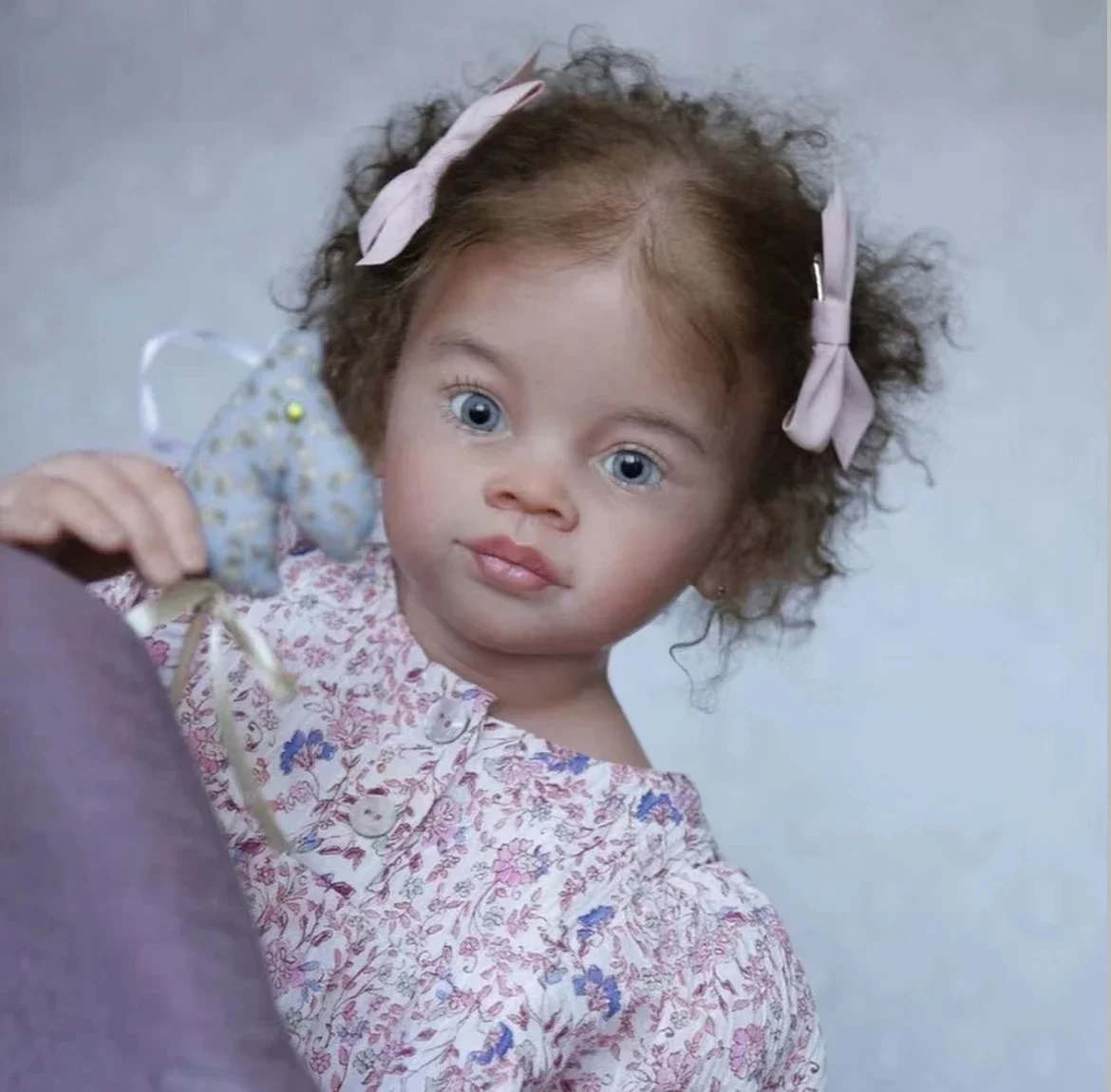 DLS Fornitura limitata personalizzata Reborn Baby Doll Meili Abito diverso Capelli ricci castani Bambole già finite Regalo di Natale