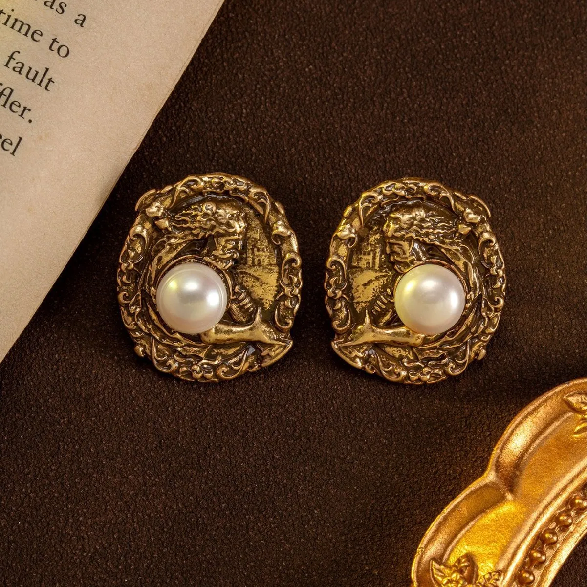 Medieval vintage relief portrait inlaid pearl earrings retro  freshwater pearl medieval stud earrings