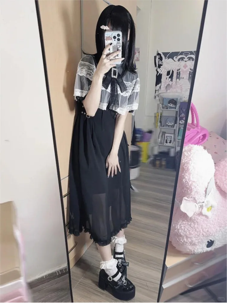 Um novo lindo vestido de meia manga preto e branco de renda dupla camada