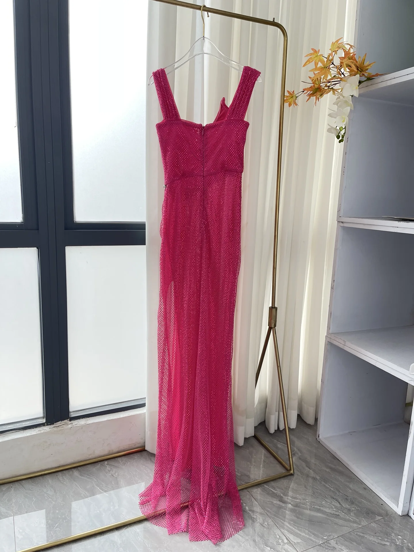 2025 Nuovi abiti lunghi con orlo a fessura sottile senza maniche con perline in rete con paillettes rosa viola per la festa