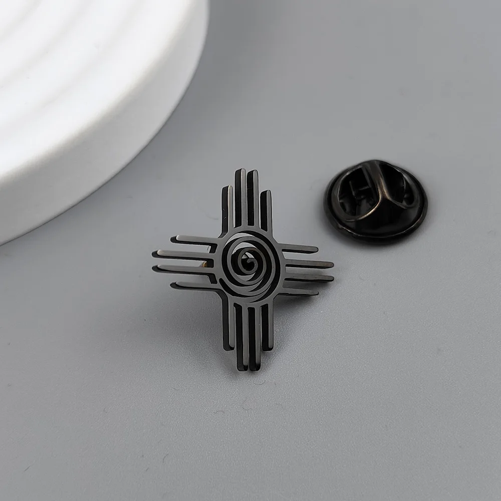 Insignia chapada en oro de círculo cruzado, Pin de solapa de traje de acero inoxidable negro y plateado, broche de cuello para hombres, regalo de Halloween