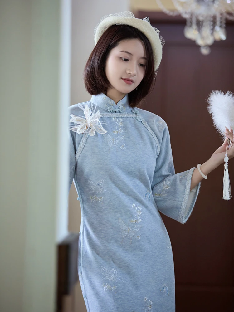 

Женское традиционное китайское платье из утолщенного бархата с вышивкой в старинном стиле Фуся, длинное, в холодных тонах, зимнее, модное, красивое.