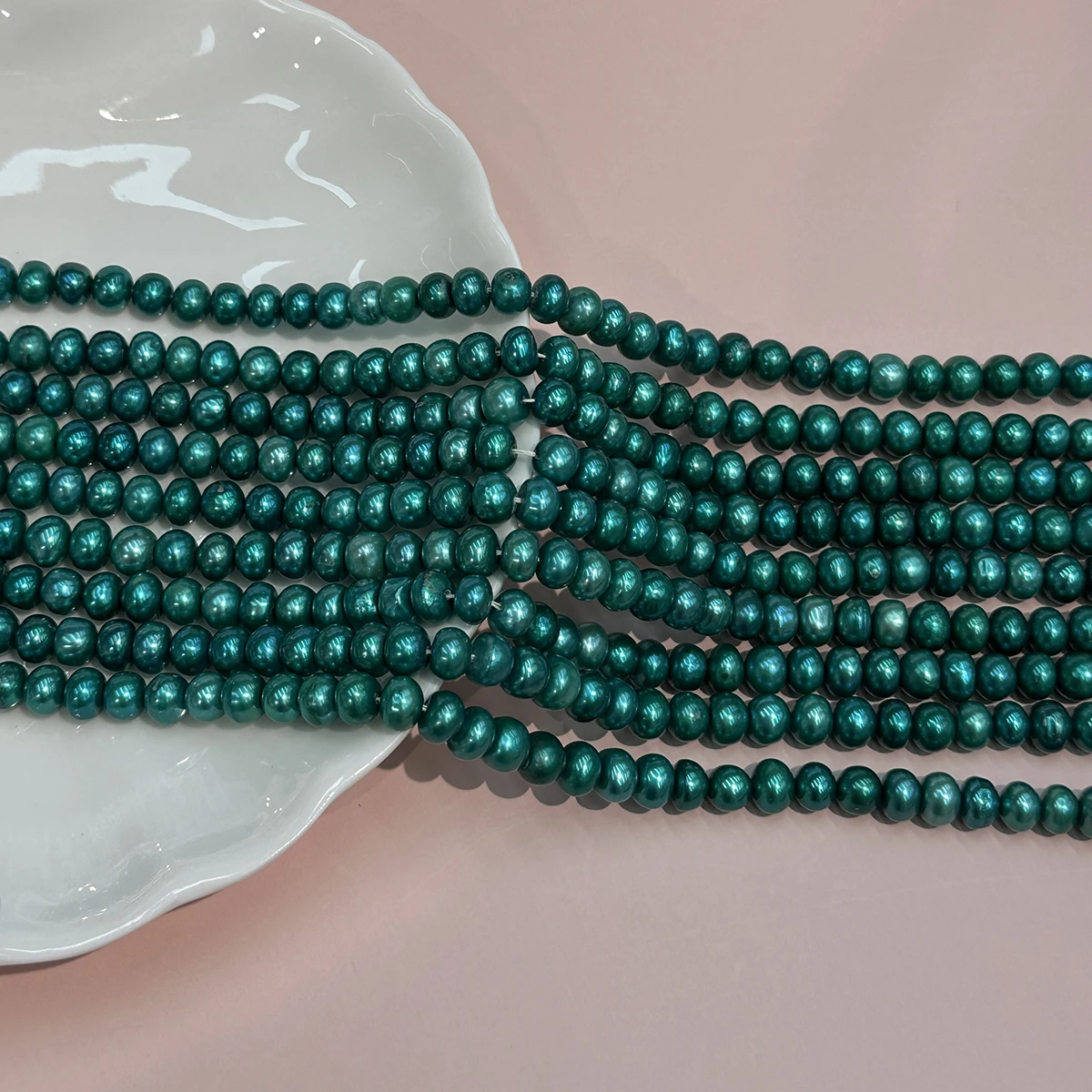 Natürliche Süßwasserperle, grün gefärbte Perle, 7–8 mm, zum Schmuckbasteln, für DIY-Halsketten, Armbänder, Ketten und Ohrringe. – Detail 4