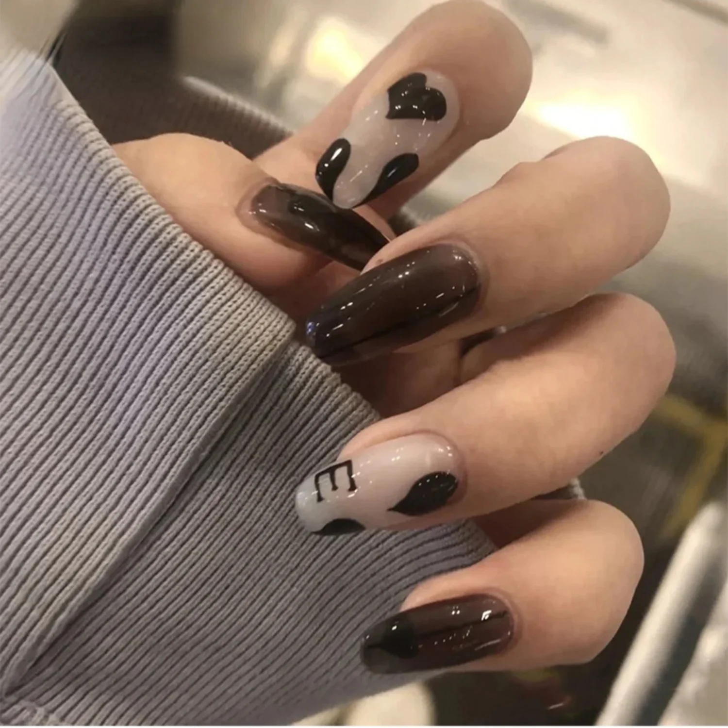 

.Miemie Design 24-Piece ABS Reusable Artificial Nails Medium Ellipse with Bright Black Heart-Shaped Pattern Finger Application