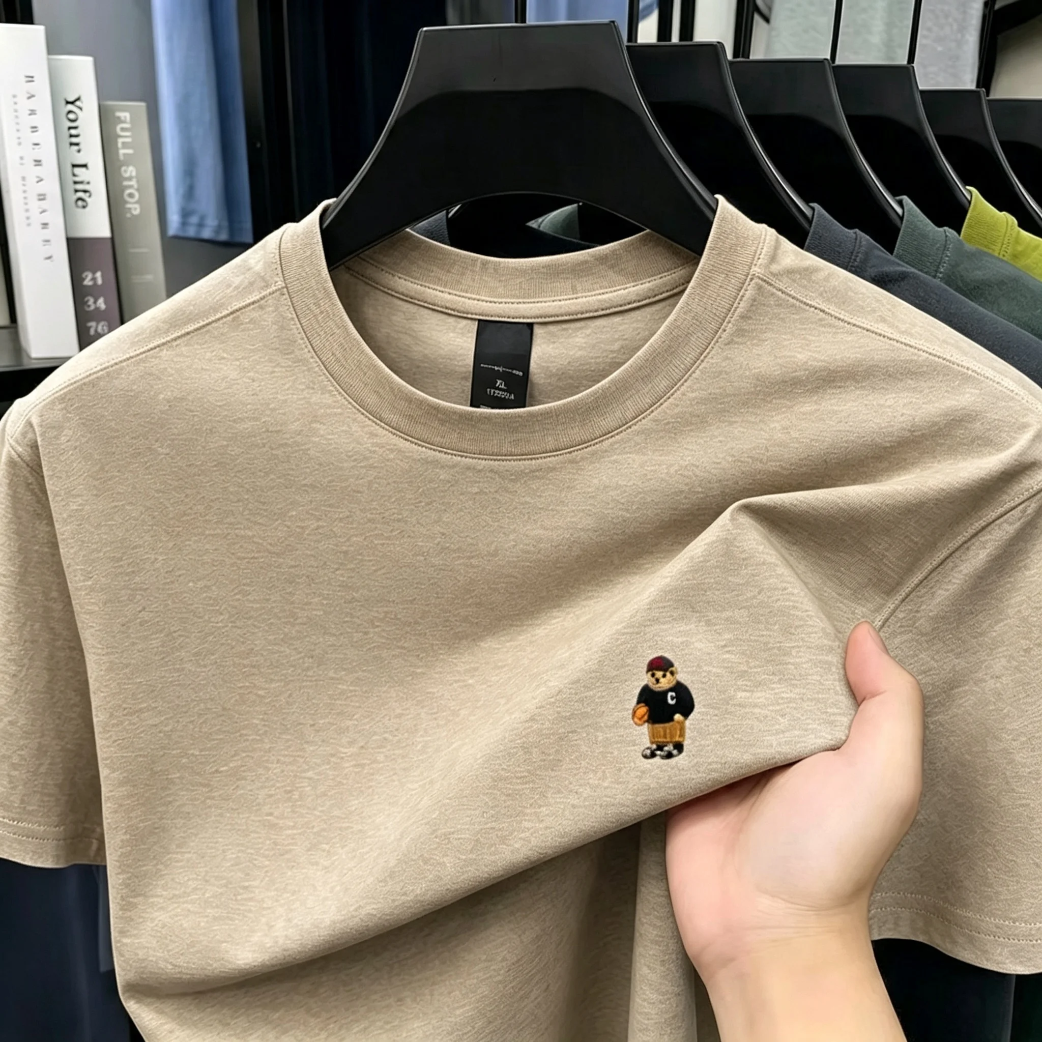 2026 Herren-T-Shirt mit Rundhalsausschnitt und kurzen Ärmeln, niedliche Basketballspieler-Mini-Stickerei, weiches, atmungsaktives, lässiges Sommer-Basic-Top – Detail 11