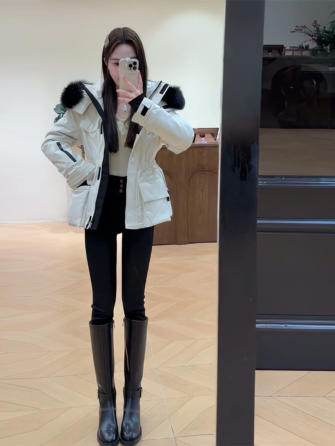 

Женская приталенная пуховая куртка 2026 года: новая зимняя модная модель с меховым воротником, утяжкой на талии, для сноубординга, рабочая одежда, верхняя одежда