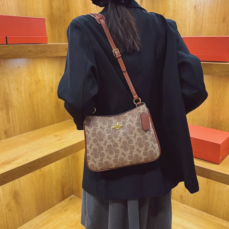 

Iconic Tote Designer Diaper Bag For Women Luxury Leather Crossbody Elegant Stylish Recognizable Silhouette