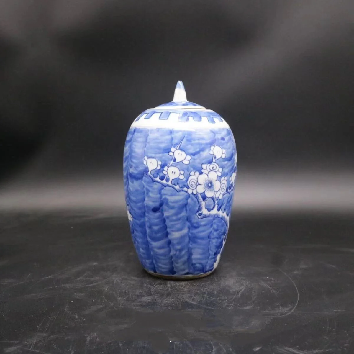 Exquisite Chinese porcelain Blue and white porcelain pot with plum blossom jar