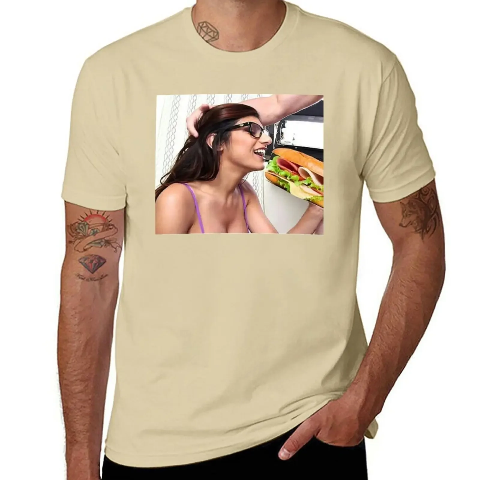 Blank oversized t shirts sweat shirts men clothes New Mia Khalifa eating a sandwich T-Shirt graphic oversized clothing COTTON