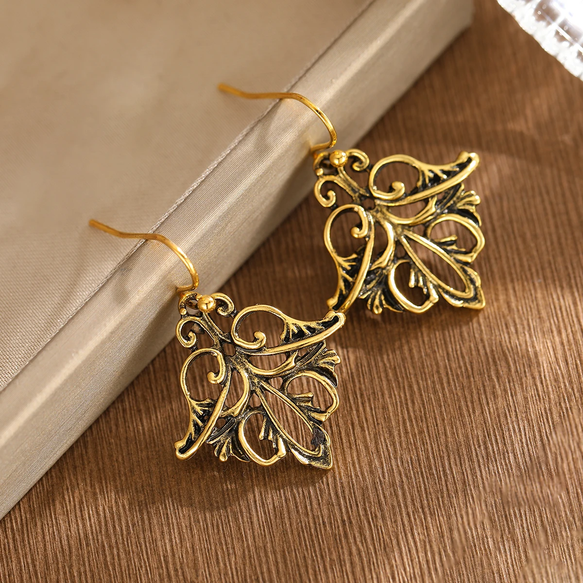 Bohemian-style Hollowed-out Baroque Scroll-pattern Aged Pendant Women's Earrings, Suitable for Formal Gatherings and Parties