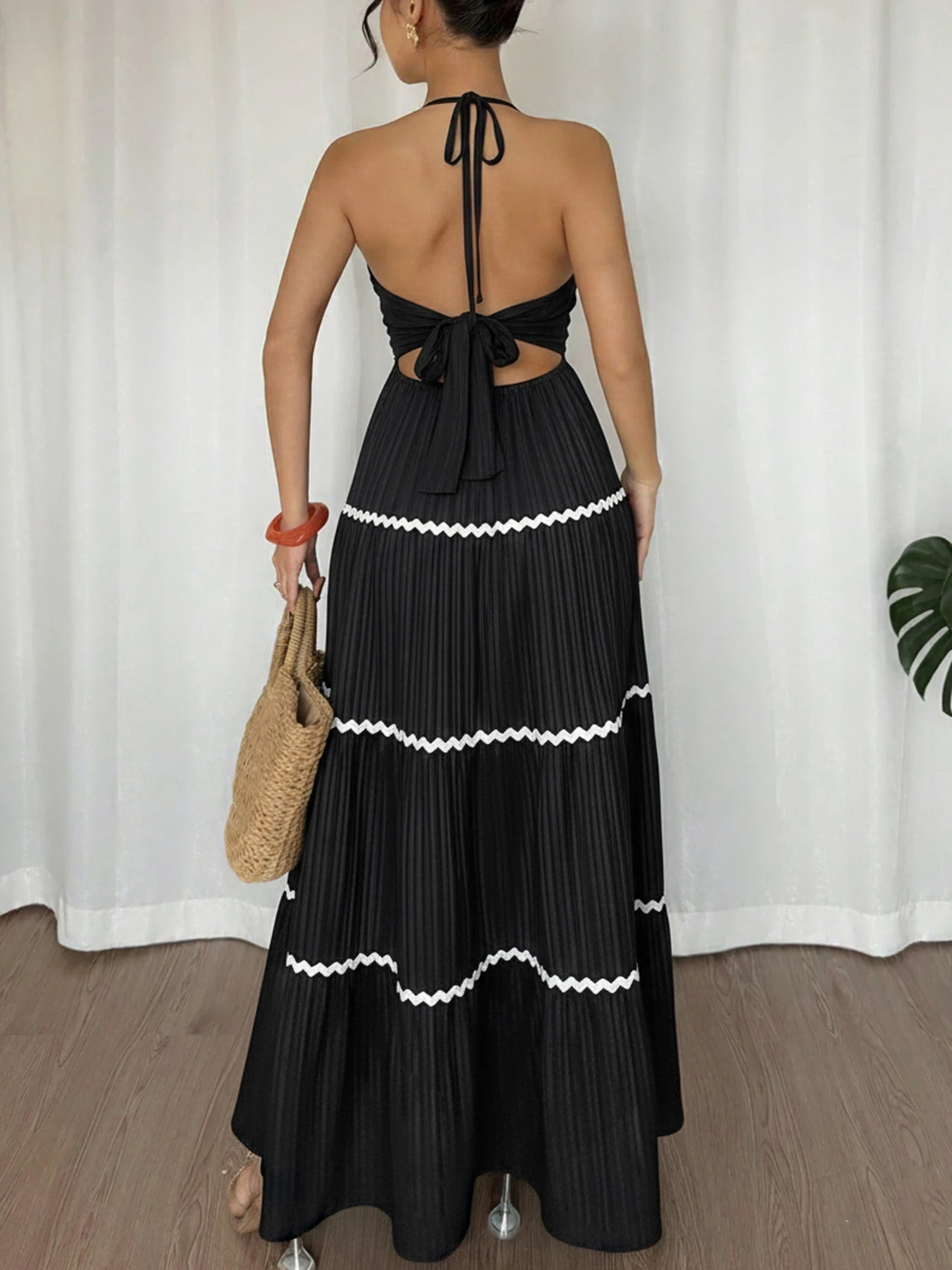 Summer new style sleeveless neckless V-neck beach-style dress for women from Europe and America view 5