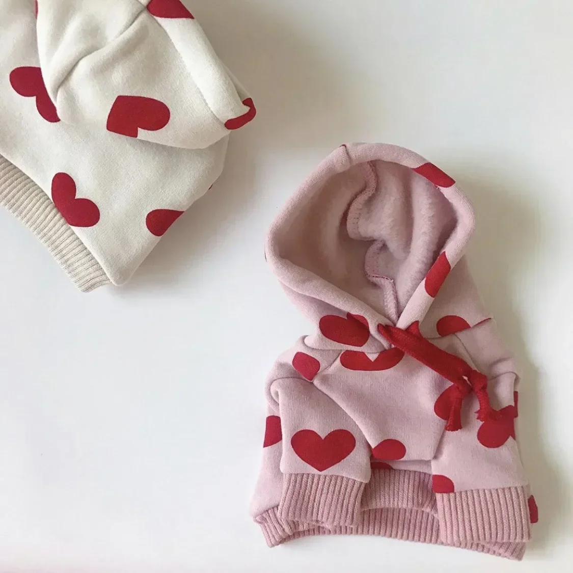 Jesienno-zimowa bluza z kapturem dla zwierząt domowych Ciepły i uroczy nadruk Love Plus Aksamitny sweter z kapturem Teddy Bichon Dog Cat Clothes