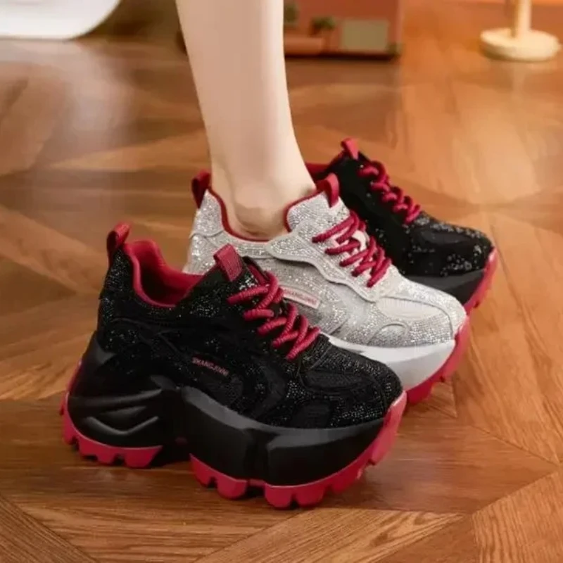 

Высококачественная весенняя обувь из микрофибры 11 см, весенняя обувь 2025 года, ботильоны, женские вулканизированные массивные кроссовки на платформе, блестящие осенние туфли на танкетке