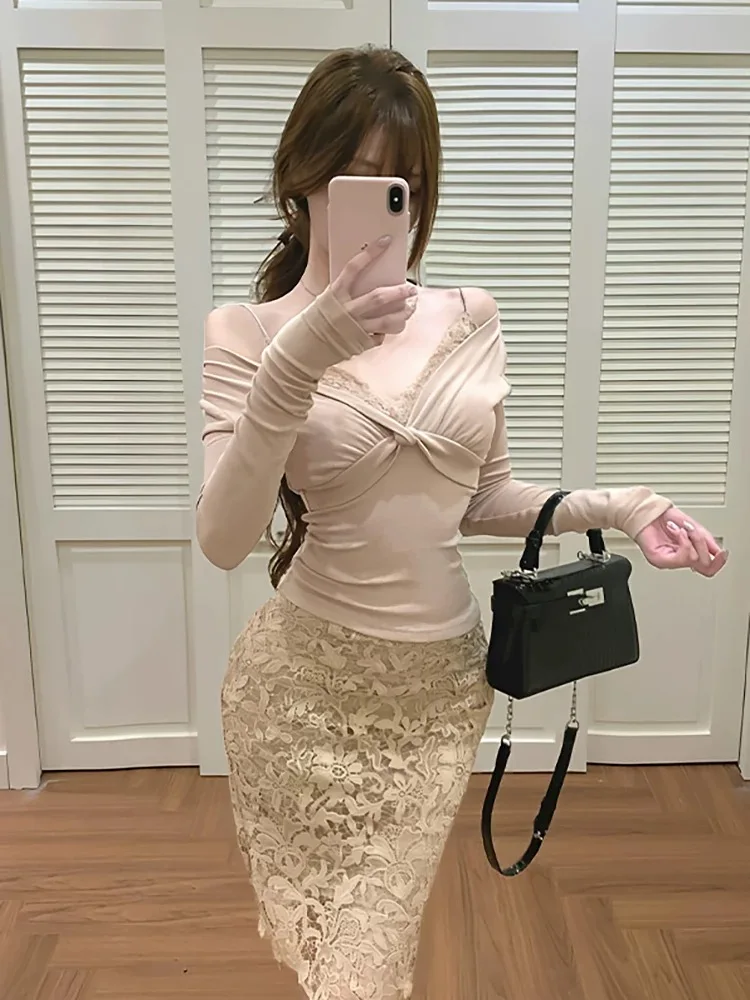 

Уникальный красивый комплект с кружевными вставками: юбка и футболка с длинным рукавом, женский модный костюм-двойка для весны и осени, приталенный крой.