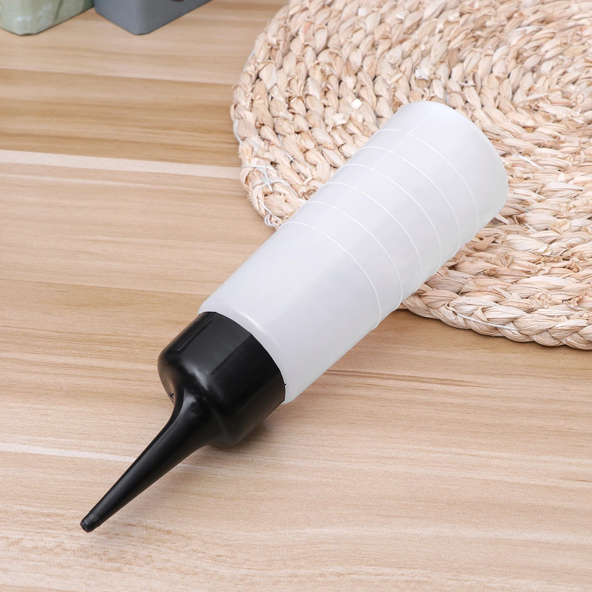 

Hair Applicator Bottle Squeeze Scale Tip Empty Shampoo Dispenser Travel Size 15x5x4cm Black White Plastic for Hair