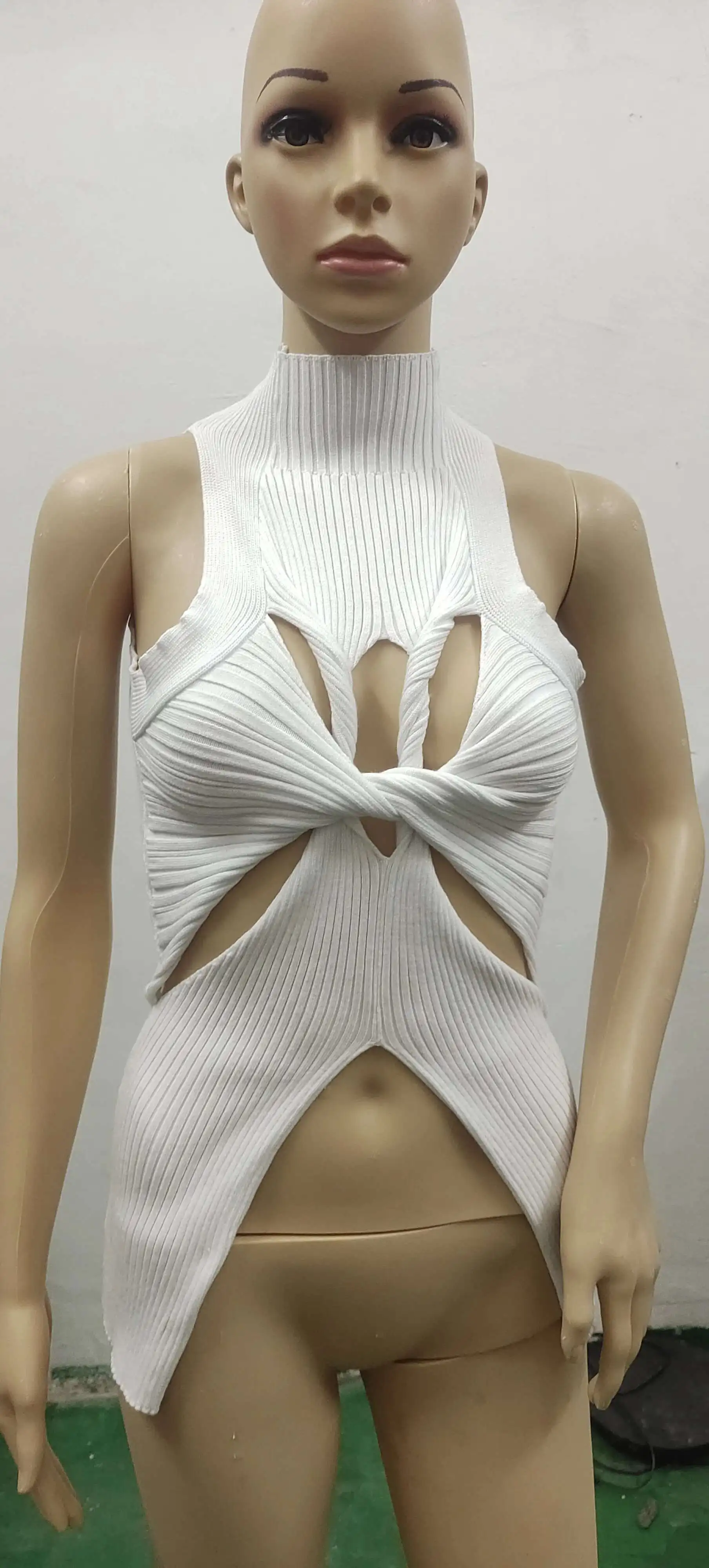 Sexy onregelmatig mouwloos uitgehold gedraaid wollen vest voor damesmode semi-hoge hals effen kleur blootgestelde navel top