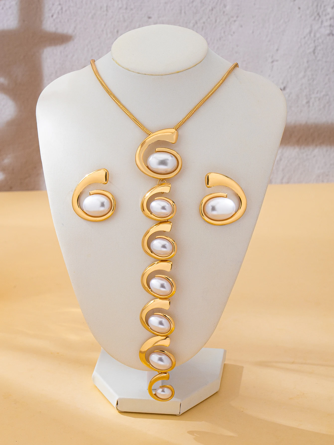 Abstract Spiral Pearl Jewelry Set for Women, Gold-Colored Curved Metal Long Pendant Necklace with Matching Earrings, Minimalist Commuter Daily Neck and Ear Accessories