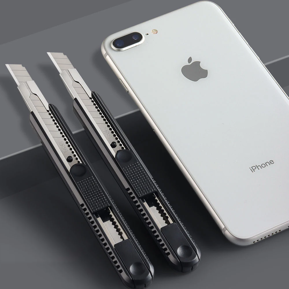 M&G utility knife, 9 mm wide, black and white color scheme, replaceable blade, detachable tail, cutting blade, manual locking fu