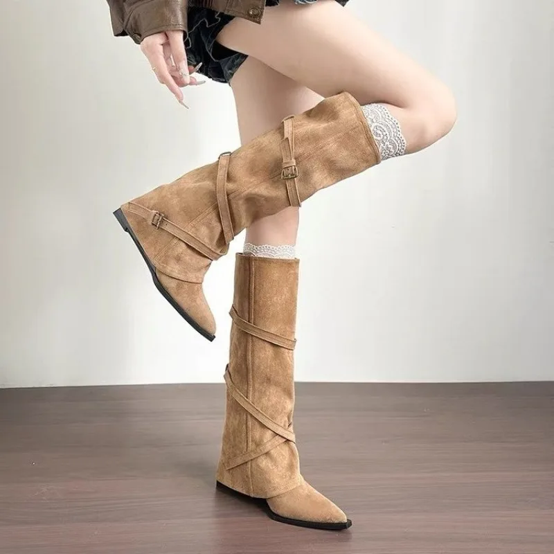 الأوروبية والأمريكية التوابل الفتيات الخريف والشتاء أحذية جديدة حزام مشبك الرجعية أشار تو 2025 أنبوب طويل فارس الأحذية