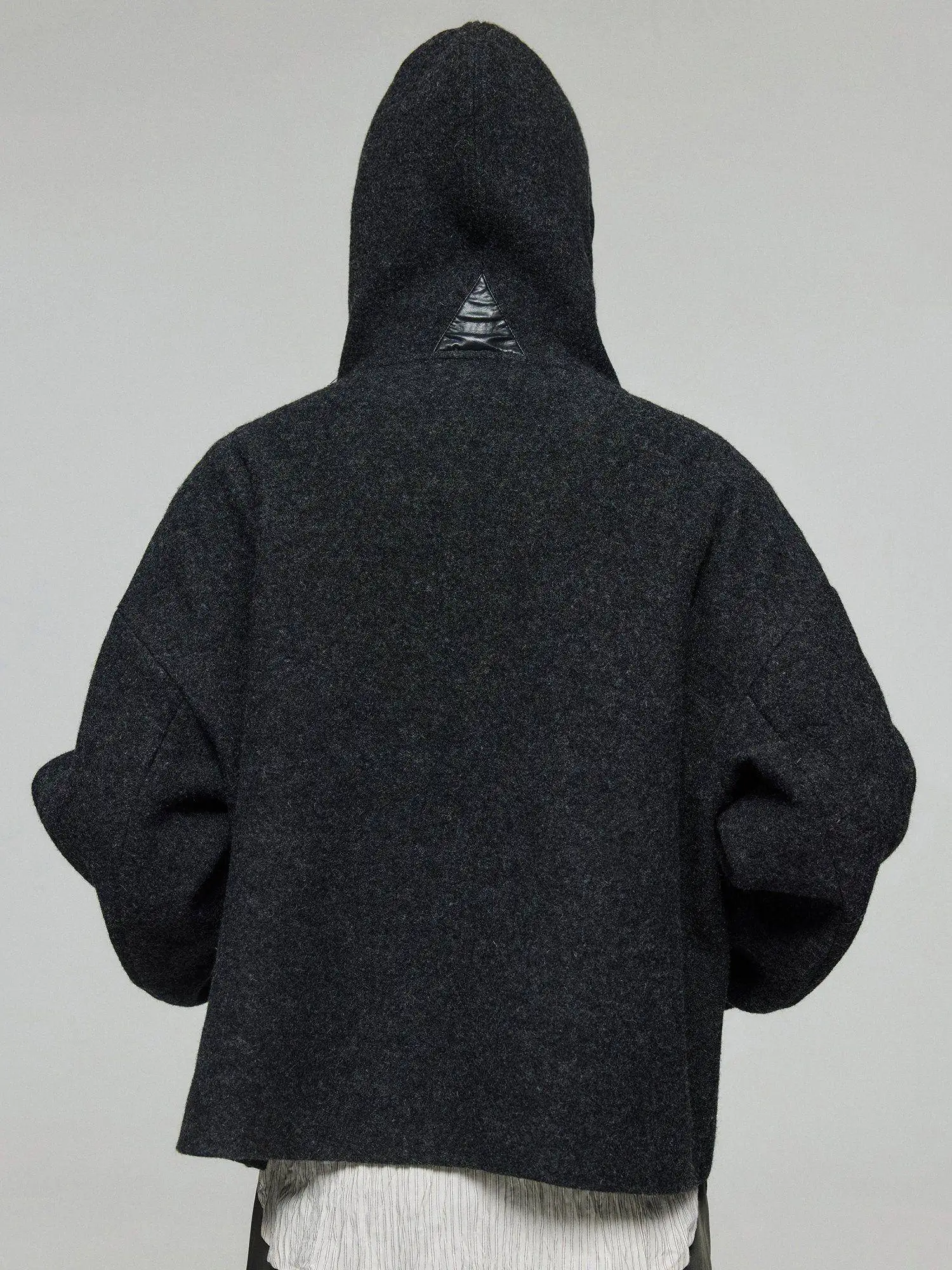 سترة صوفية أساسية فضفاضة بغطاء للرأس مصنوعة من التويد مع رقع جلدية مثلثة بتصميم بسيط للرجال بأسلوب كاجوال لفصلي الخريف والشتاء #4