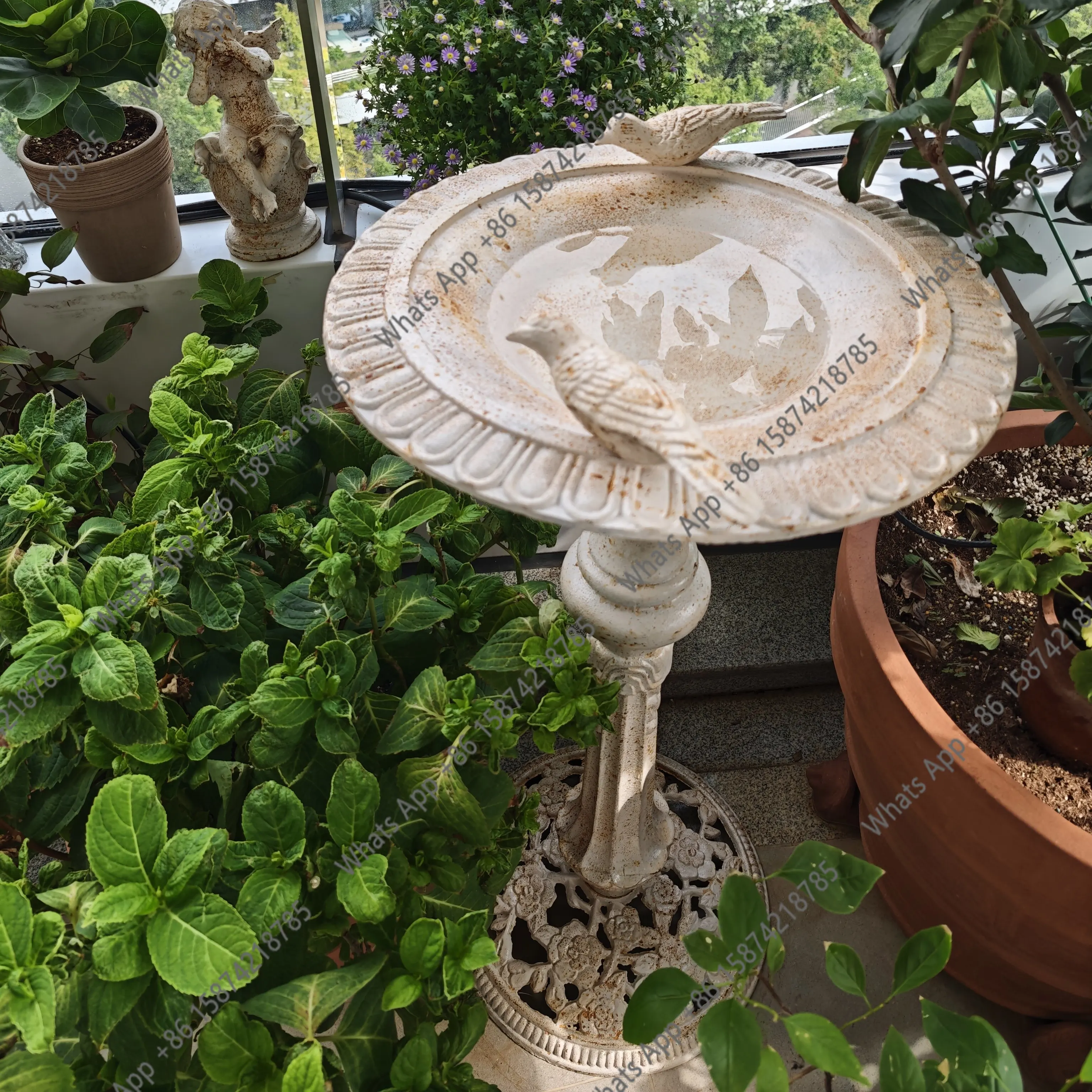 

Чугунная кормушка для птиц, декоративная емкость для корма, украшение для сада, двора, улицы, дизайнерский элемент.