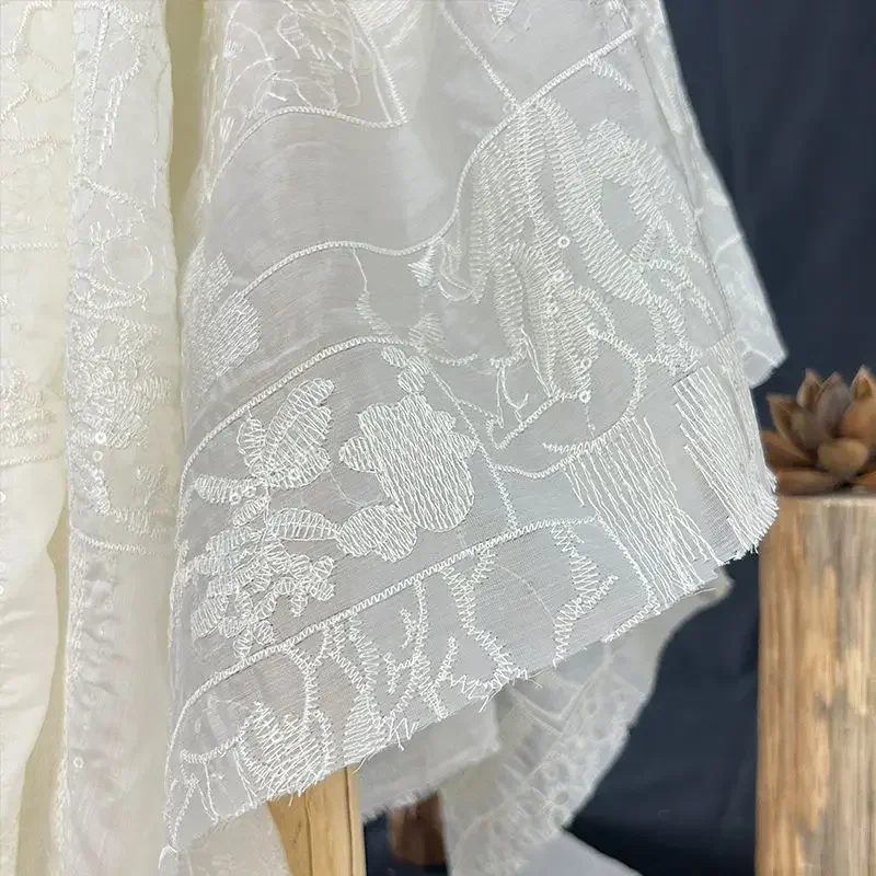 

Прочная ткань с полной вышивкой и трехмерной рельефной вышивкой, подходящая для свадебных платьев и торжественных платьев.