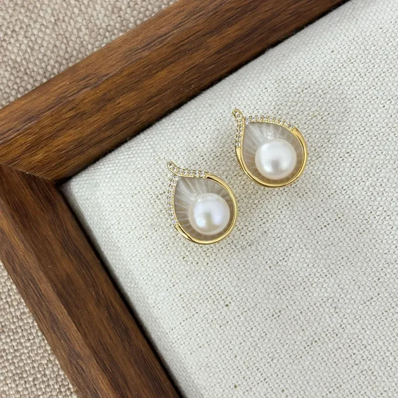 Natural freshwater pearl shell stud earrings women's light luxury high-end fashion earrings simple and versatile personalized
