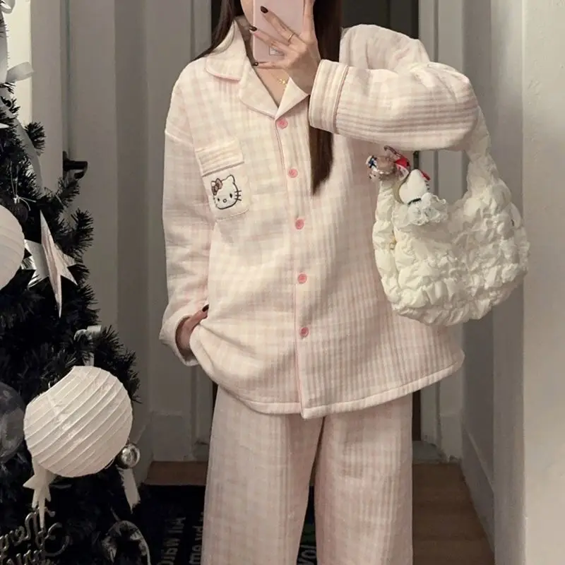 بيجامة Hellokitty منقوشة على الموضة باللون الأسود للفتيات في الخريف والشتاء، مجموعة ملابس منزلية سميكة برسوم كارتونية لطيفة من القطن الهوائي