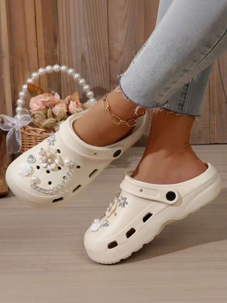 2025 nuevas zapatillas con agujeros para mujer de verano y otoño, zapatillas con punta de flor de perla y sensación de lujo