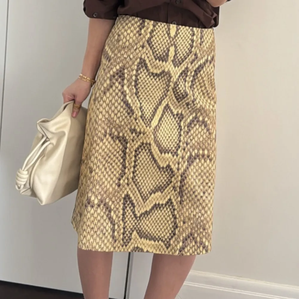 

Модная юбка с принтом под змею, весна-лето, элегантная, облегающая, в стиле ретро Y2K, уличный стиль, с высокой талией, прямая короткая юбка с эффектом пуш-ап на бедрах