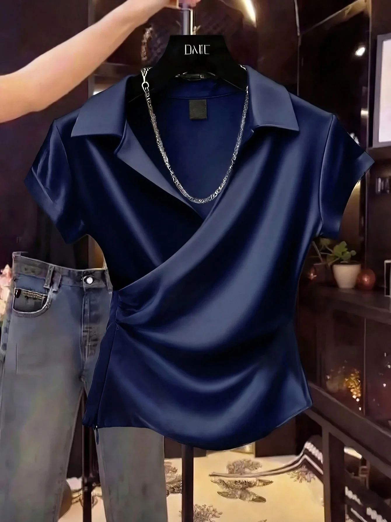 

Темно-синяя атласная блузка с воротником и плиссировкой, с короткими рукавами, для женщин