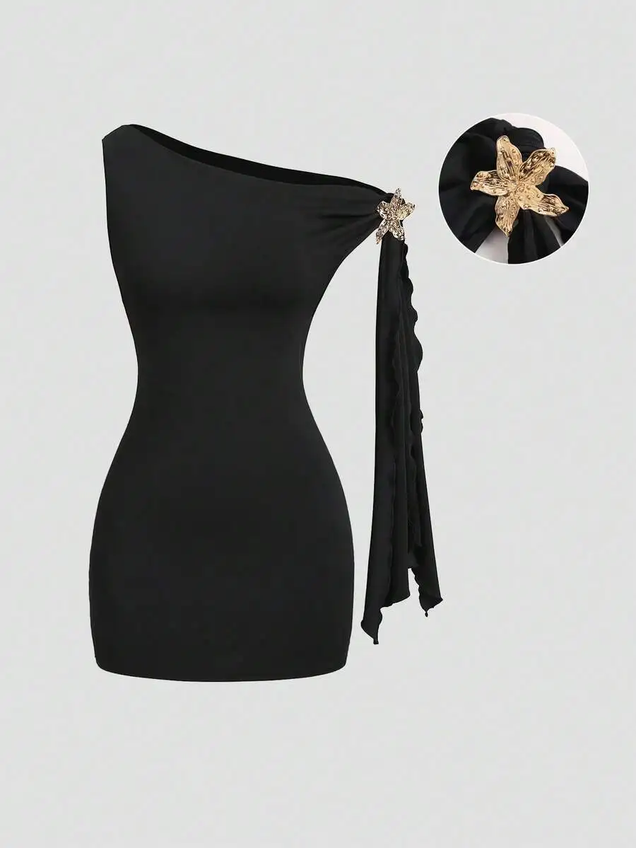 

Черное облегающее платье на одно плечо с асимметричным воланом и металлическим цветочным декором