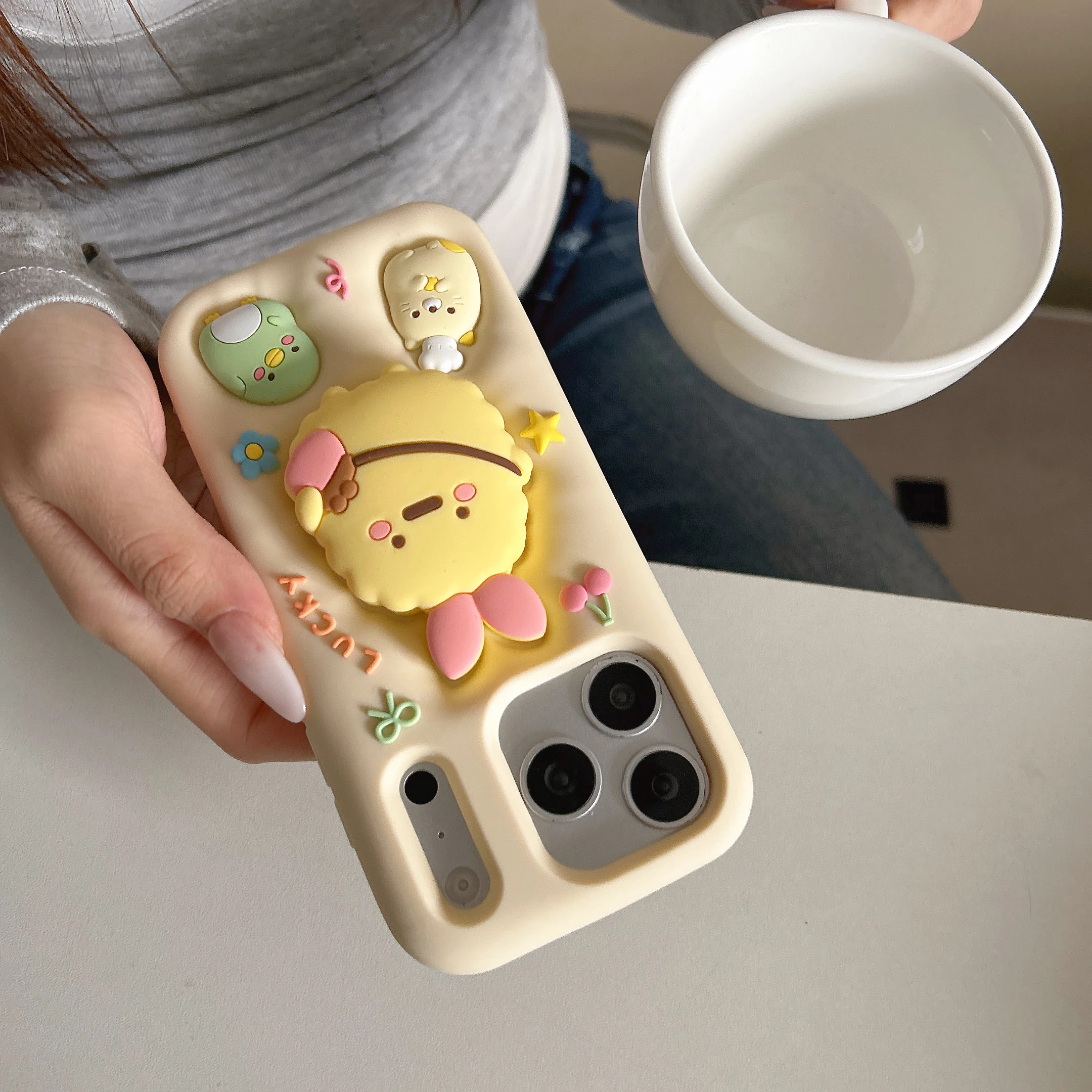 Niedliche 3D-Cartoon Sumikko Gurashi Küken-Hülle aus weichem Silikon mit Ständer für iPhone 17 16 15 14 13 12 Pro Max – Detail 10