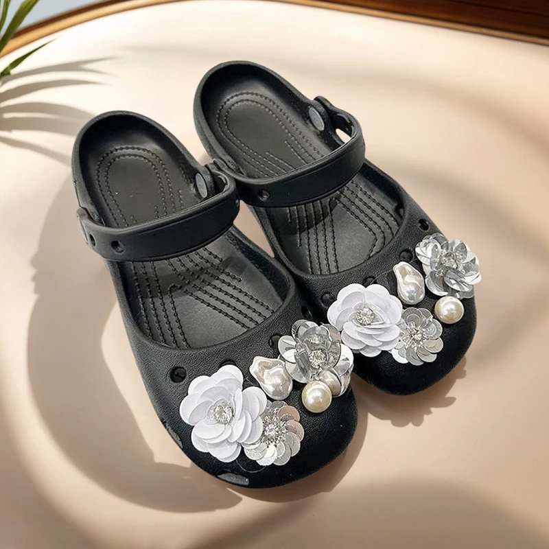 

Clogs Summer Slippers Women Luxury Pearl Metal Flower Bling Designer Ballet Shoes Girls Corc Charms Sandals Indoor Outdoor Soft