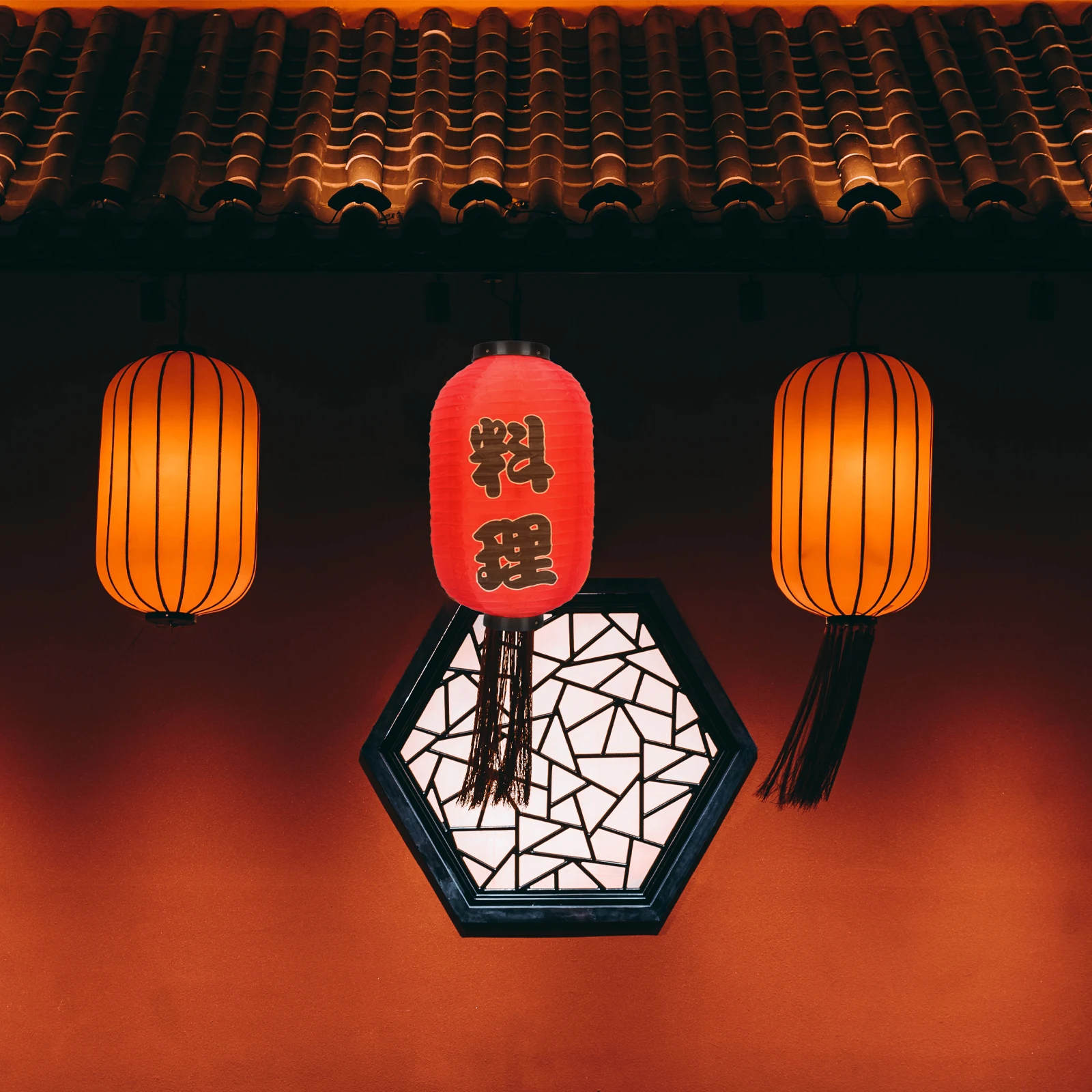 

2PCS Japanese Style Waterproof Lantern Classic Iron Plastic Design for Indoor Outdoor Decor Restaurant Home Festive Solar