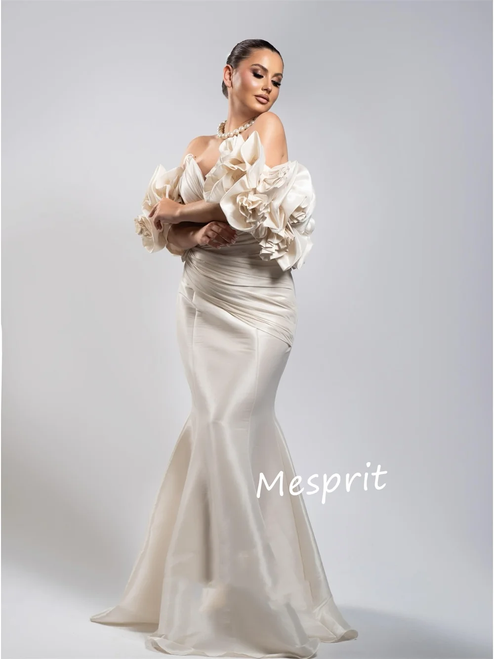 تخصيص مطابقة زهرة Charmeuse الطية البوق خارج على الكتف فساتين طويلة مناسبة مخصصة النمط الصيني