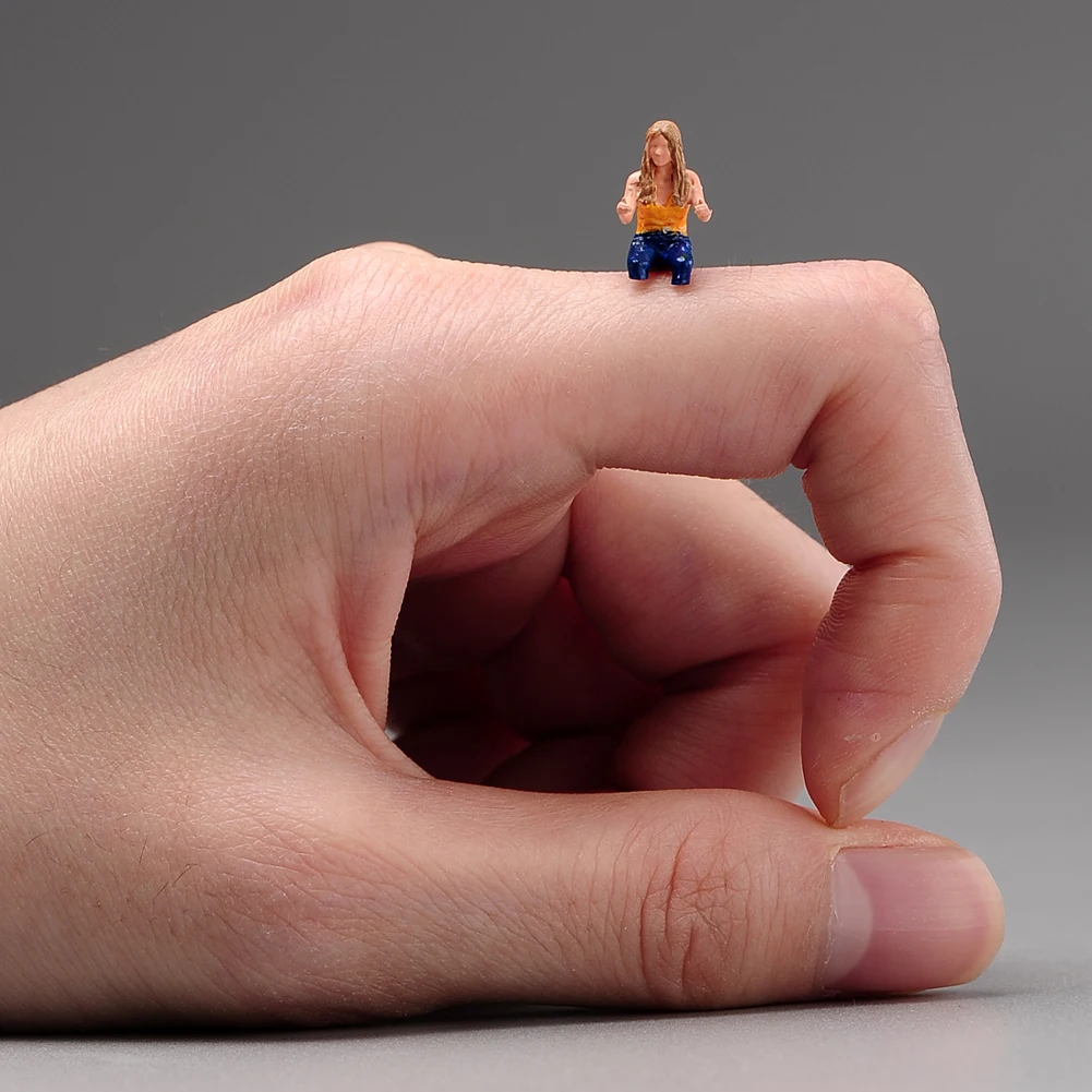 Painted Miniatures 1/18 1/24 1/43 1/64 1/87 Driver Driving Men Women Window Driving Girls Figure Model Cars Vehicles Decoration