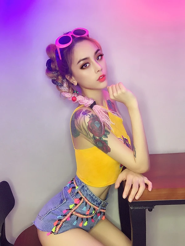 Sexy Bar Performance Outfit Promotional Dance Costume New Set Strap Top Denim Shorts Stage Wear for Women 18-25 Years Old