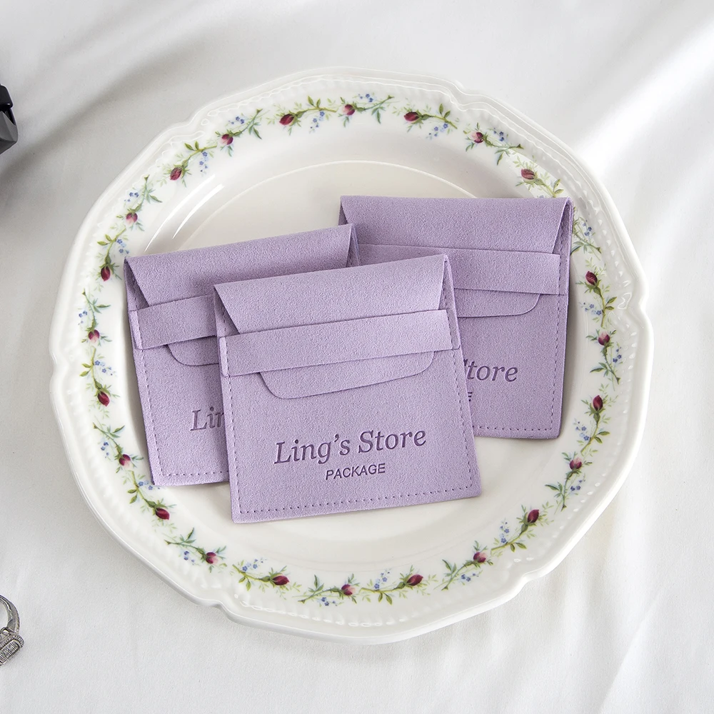 

50 шт. индивидуальный логотип фиолетовый 8x8 см 12x12 см маленький подарочный пакет модный ювелирный конверт из микрофибры с клапаном для часов брелок для масла карман