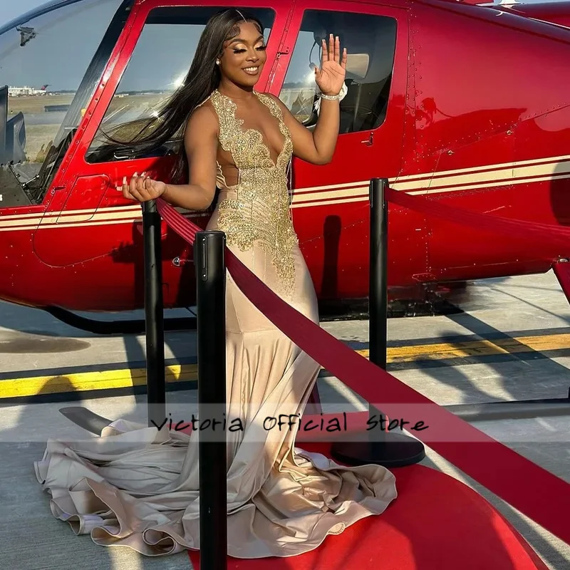 ชุดเดรสสั้นประดับเพชรระยิบระยับสำหรับสาวผิวสี ชุดเดรสค็อกเทลประดับขนนกและคริสตัล ชุดเดรสงานเลี้ยงคืนสู่เหย้า