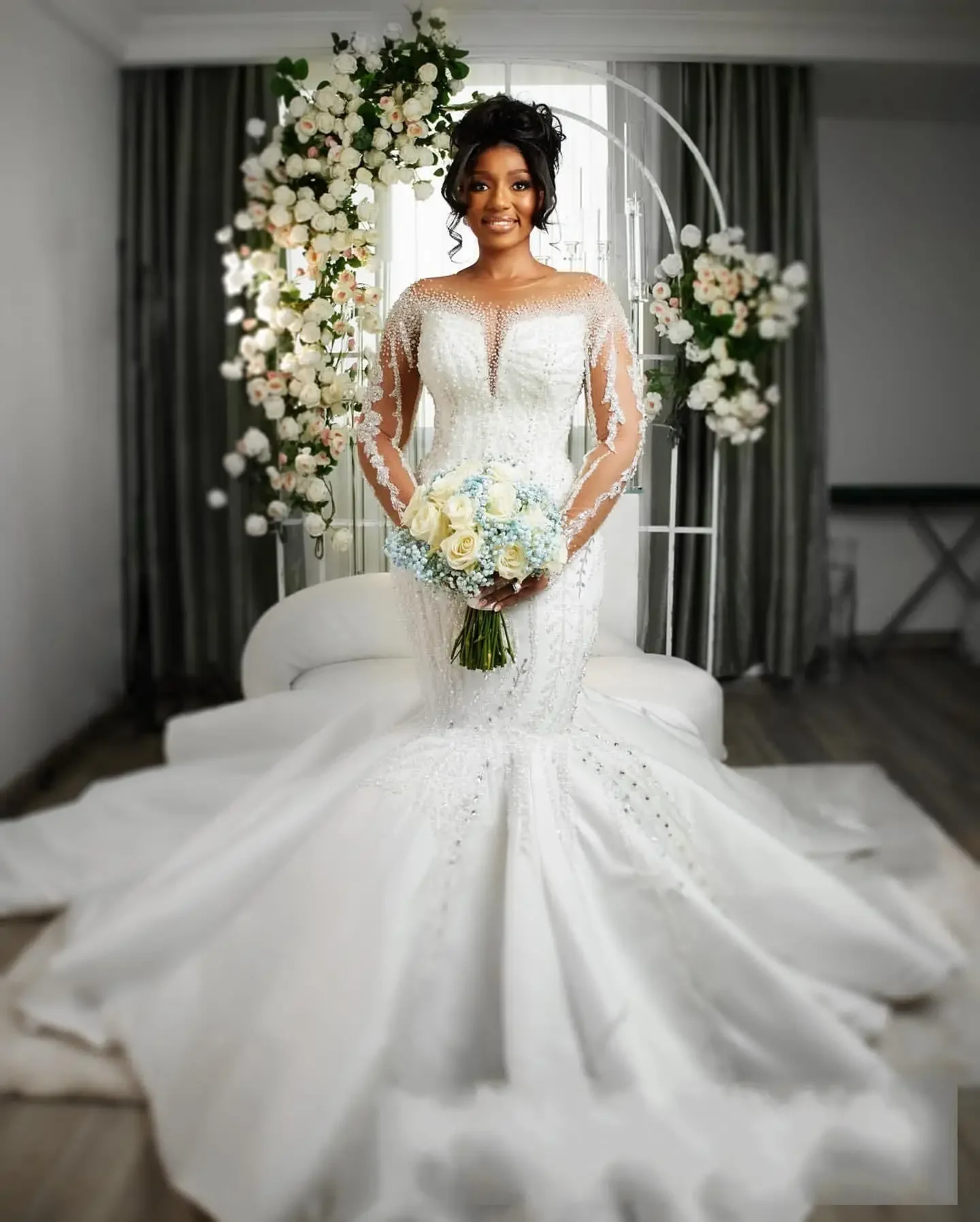 맞춤형 아랍 스타일 플러스 사이즈 화이트 머메이드 웨딩드레스, 비즈와 크리스탈 장식의 화려한 신부 드레스